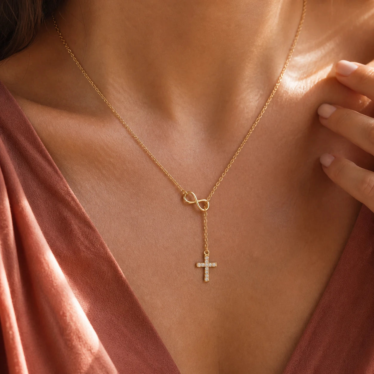 Colar Infinito e Cruz Dourado no peito, segundo plano