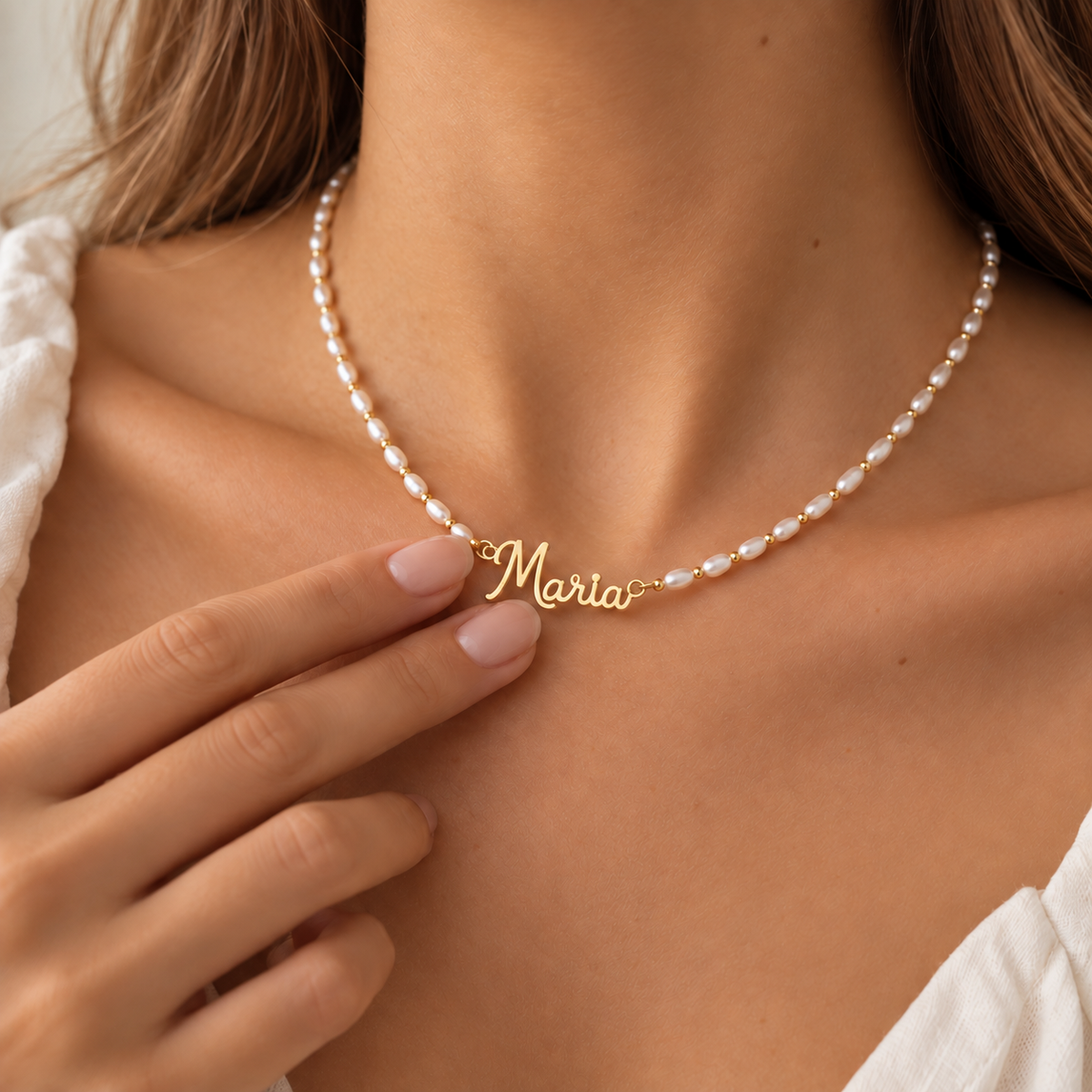 Colar personalizado com nome e pérolas dourado em uso — Maria