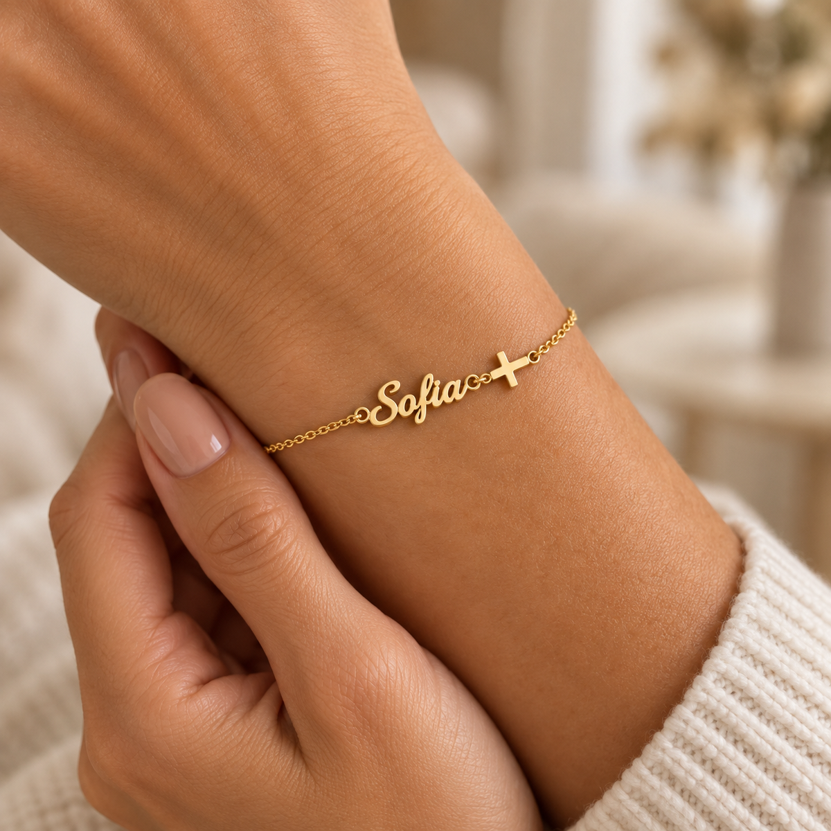 Pulseira dourada Sofia com cruz em uso