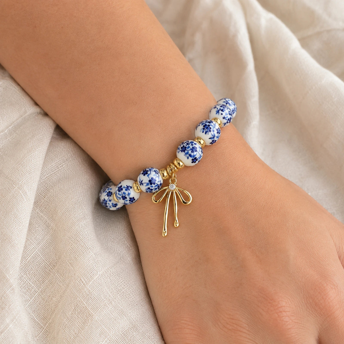 Pulseira Laço Azulejo em uso no pulso