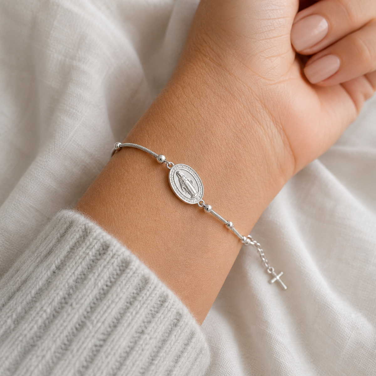 Pulseira Medalha Milagrosa com Contas Prateado no pulso