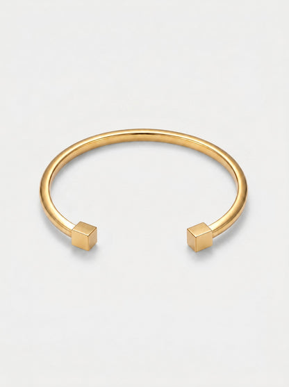 Pulseira Cuff Geométrica dourada — catálogo com terminações cúbicas