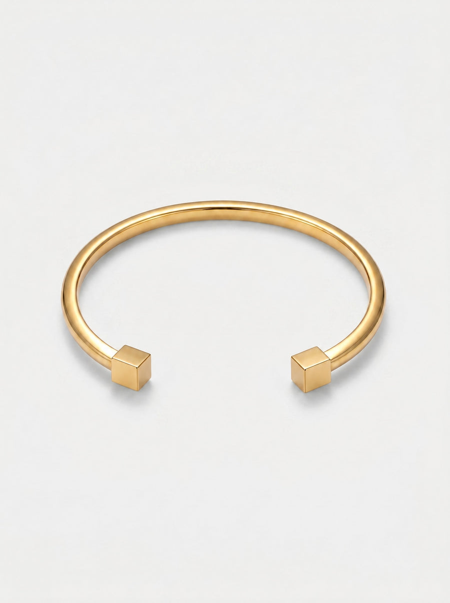 Pulseira Cuff Geométrica dourada — catálogo com terminações cúbicas