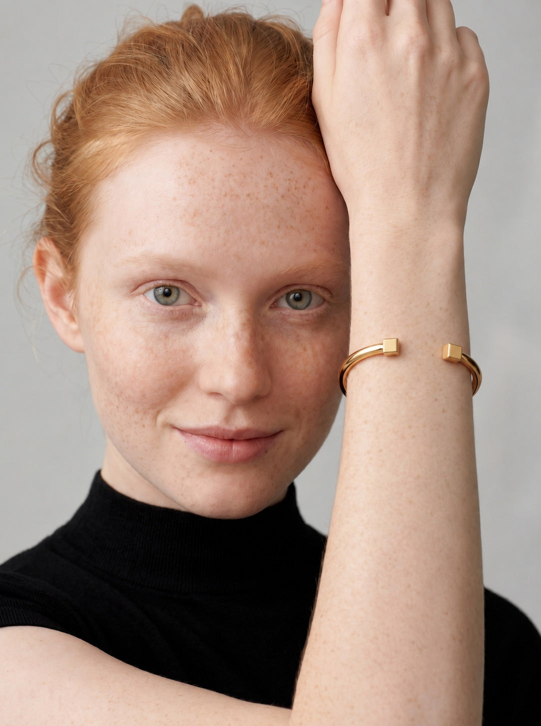 Pulseira Cuff Geométrica dourada — modelo com terminações cúbicas