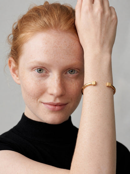 Pulseira Cuff Geométrica dourada — modelo com terminações cúbicas