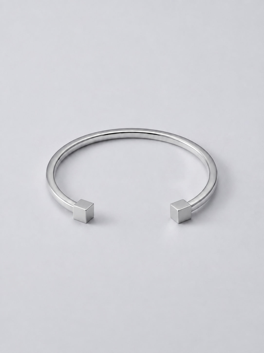 Pulseira Cuff Geométrica prateada — catálogo com terminações cúbicas