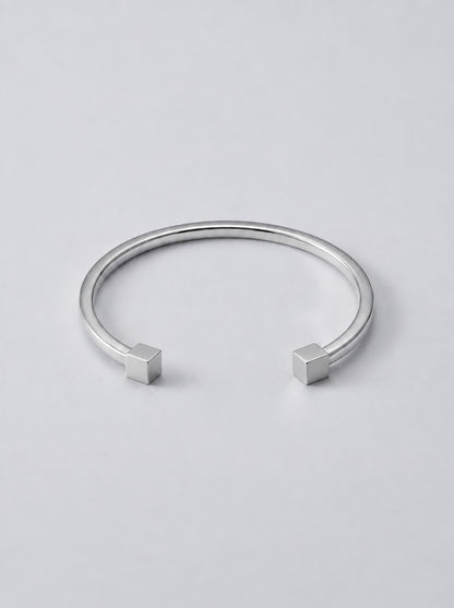 Pulseira Cuff Geométrica prateada — catálogo com terminações cúbicas