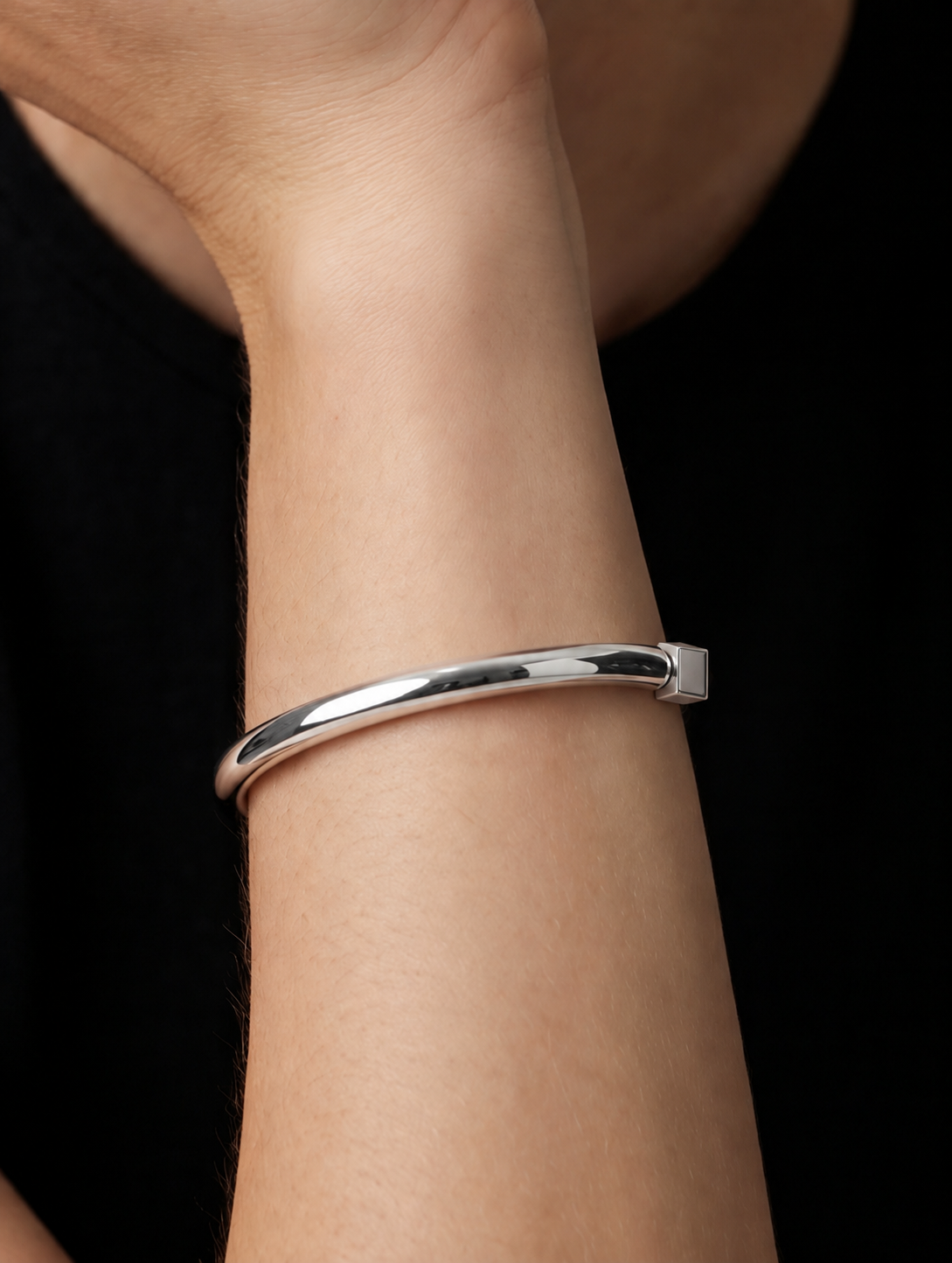 Pulseira Cuff Geométrica prateada — no pulso com terminações cúbicas