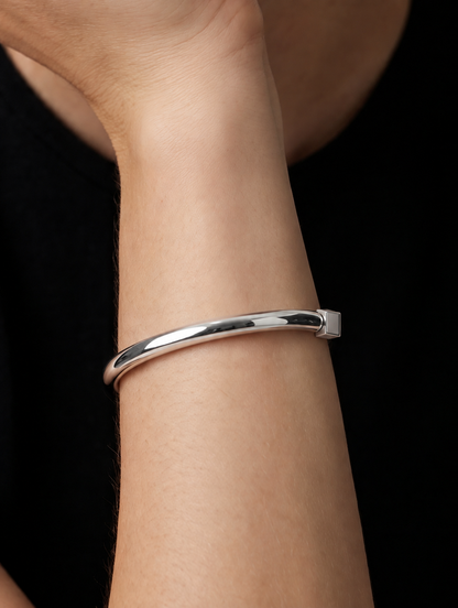 Pulseira Cuff Geométrica prateada — no pulso com terminações cúbicas