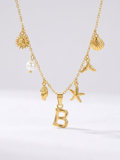 Colar dourado do mar com letra inicial B, estrela-do-mar, conchas, pérola e pendente de sol.