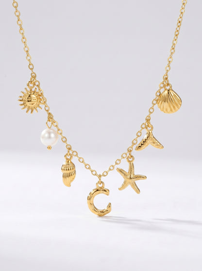 Colar dourado do mar com letra inicial C, estrela-do-mar, conchas, pérola e pendente de sol.