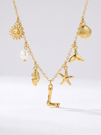 Colar dourado do mar com letra inicial L, estrela-do-mar, conchas, pérola e pendente de sol.