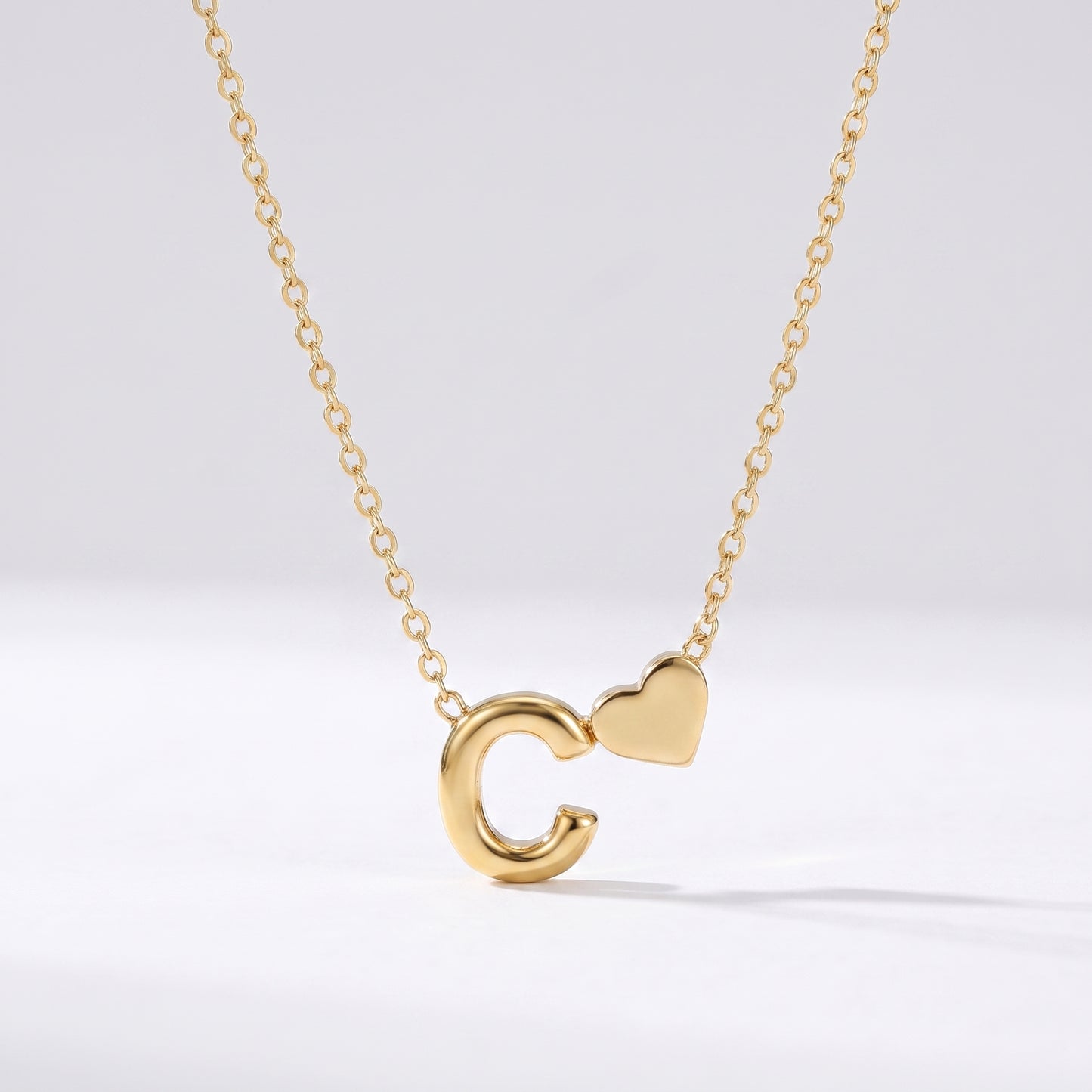 Colar letra C dourado com coração, colar personalizado feminino em aço inoxidável resistente à água.