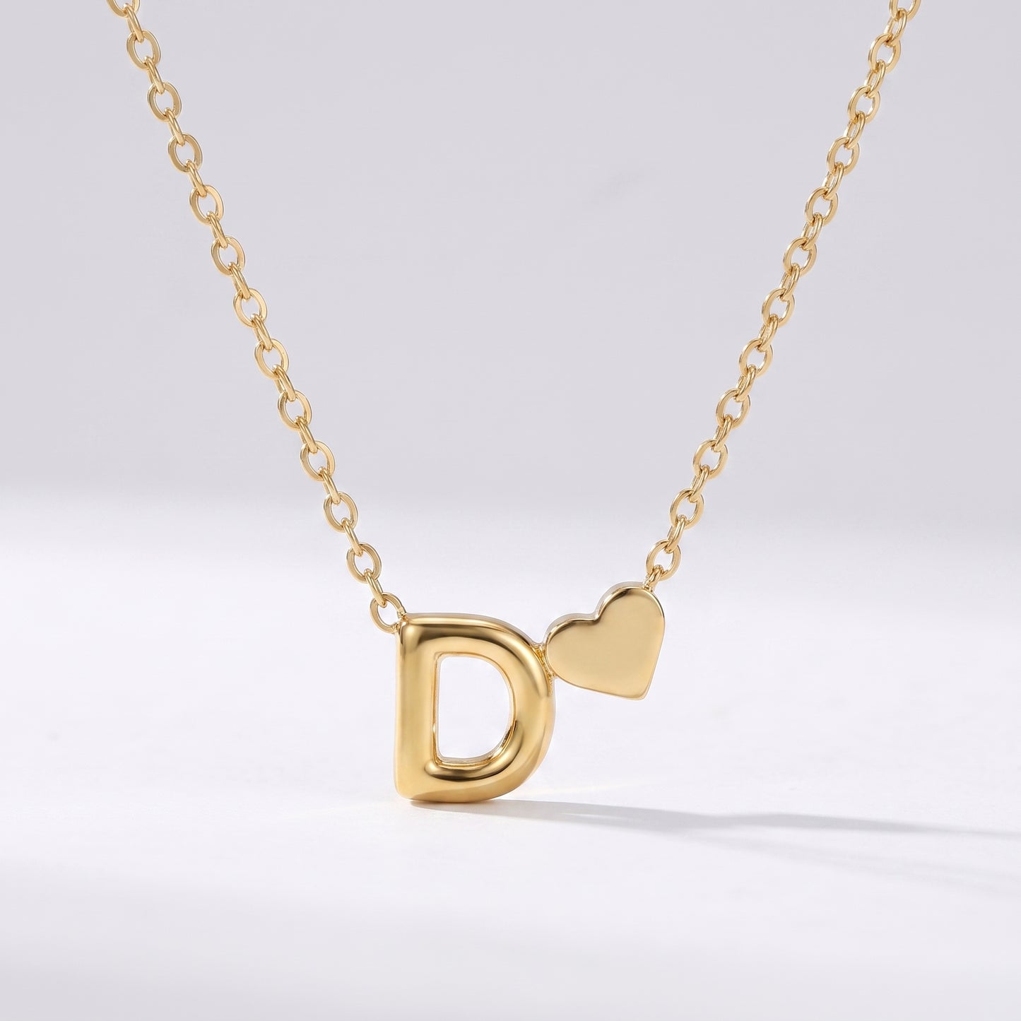 Colar letra D dourado com coração, colar personalizado feminino em aço inoxidável resistente à água.