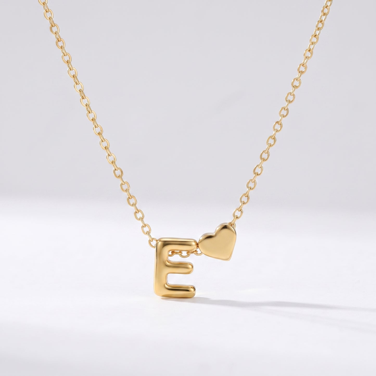 Colar letra E dourado com coração, colar personalizado feminino em aço inoxidável resistente à água.