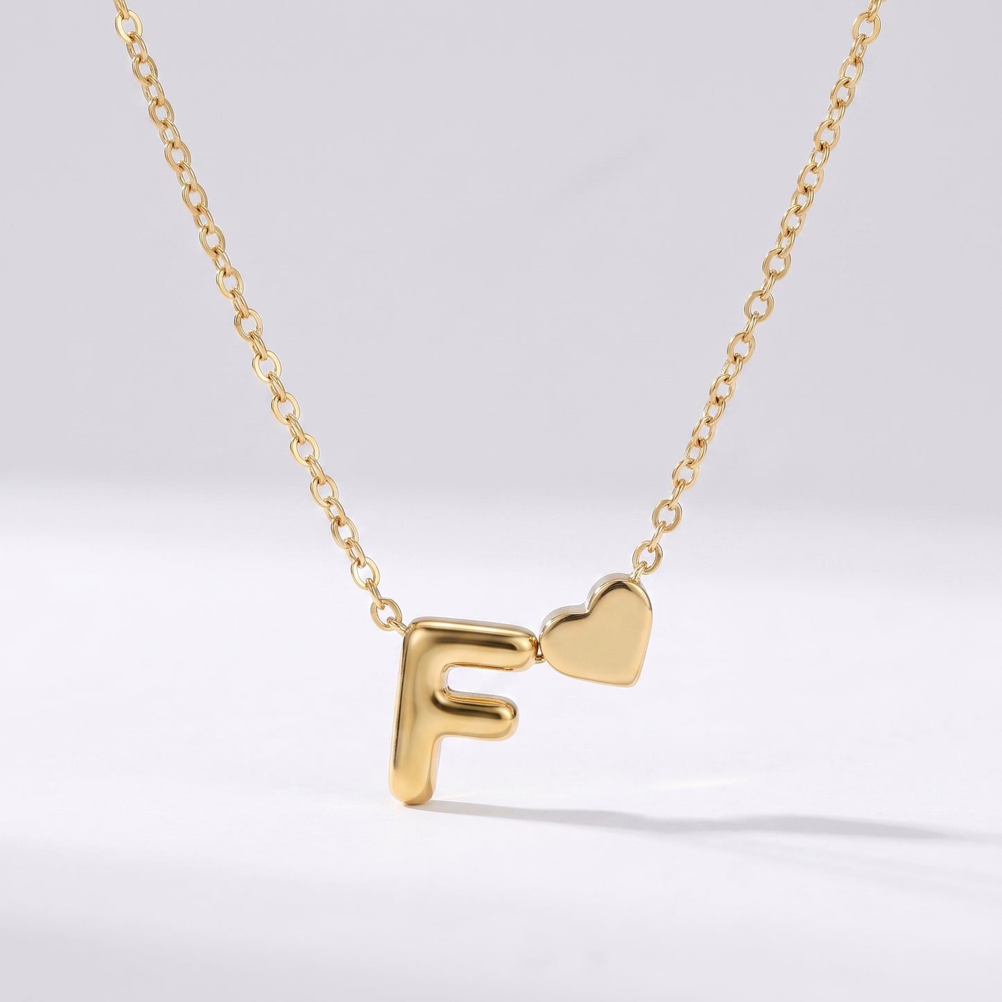 Colar letra F dourado com coração, colar personalizado feminino em aço inoxidável resistente à água.
