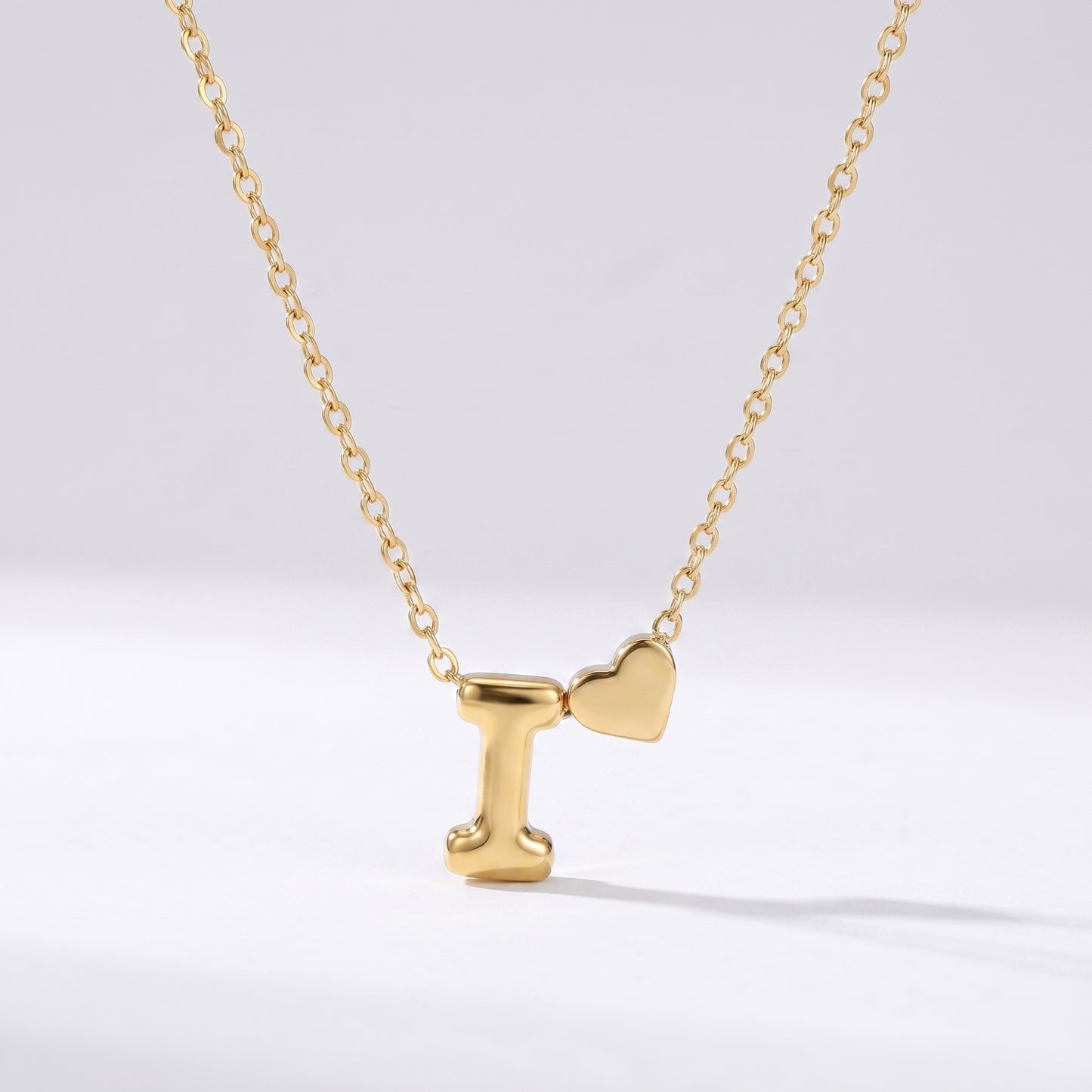Colar letra I dourado com coração, colar personalizado feminino em aço inoxidável resistente à água.