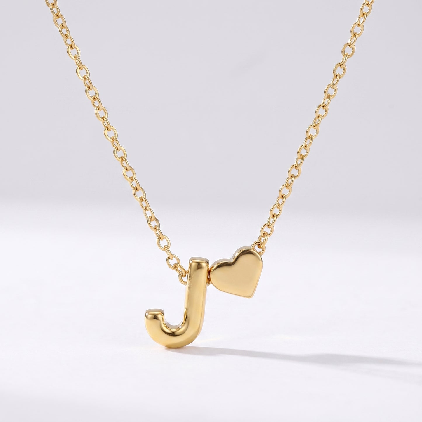 Colar letra J dourado com coração, colar personalizado feminino em aço inoxidável resistente à água.