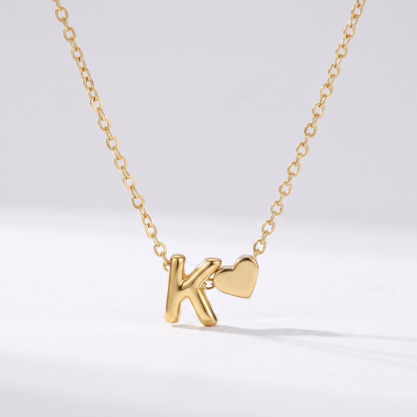 Colar letra K dourado com coração, colar personalizado feminino em aço inoxidável resistente à água.