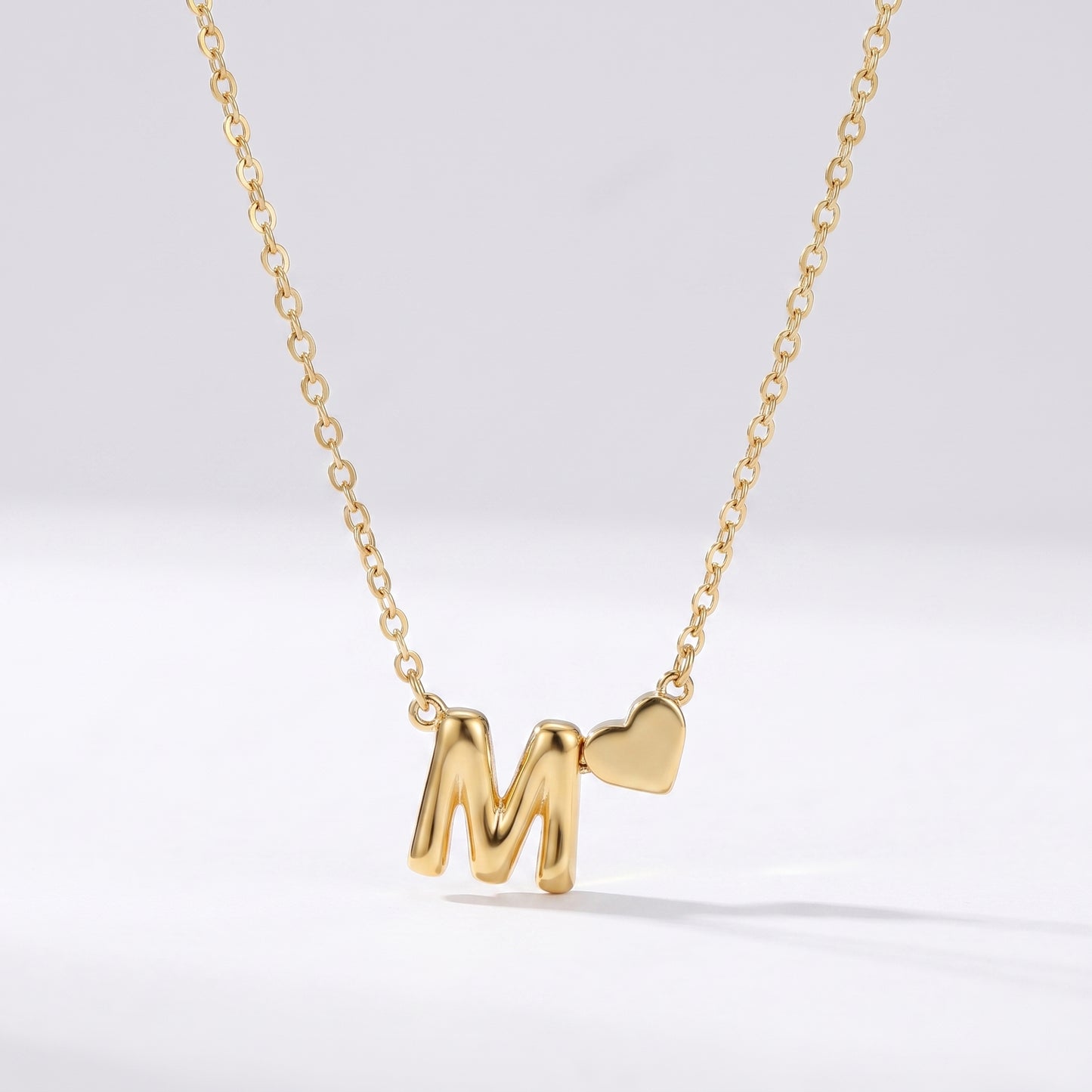Colar letra M dourado com coração, colar personalizado feminino em aço inoxidável resistente à água.