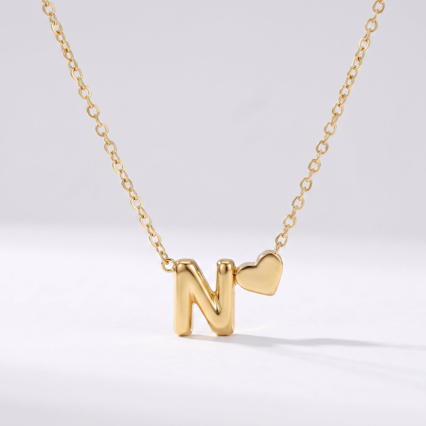 Colar letra N dourado com coração, colar personalizado feminino em aço inoxidável resistente à água.