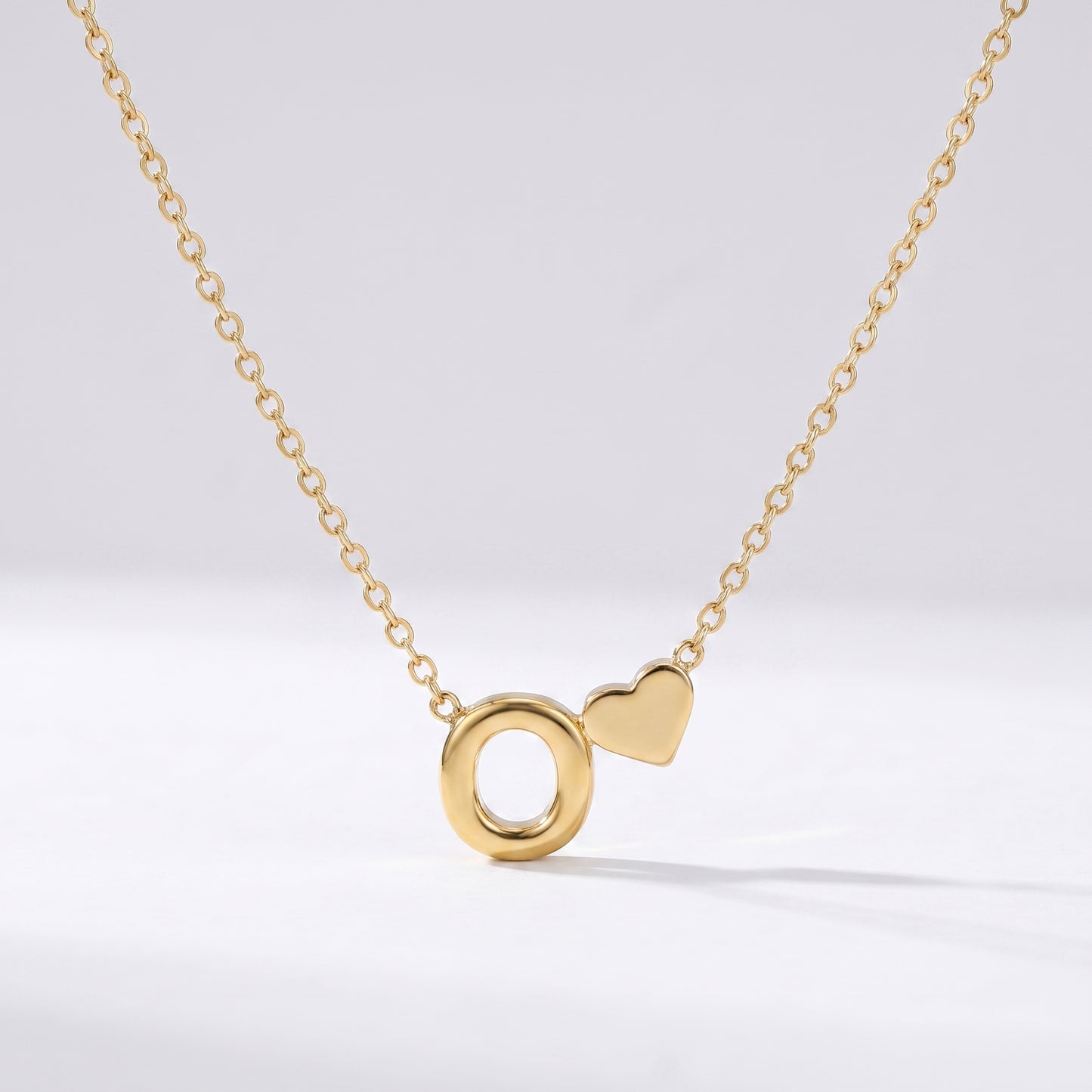 Colar letra O dourado com coração, colar personalizado feminino em aço inoxidável resistente à água.