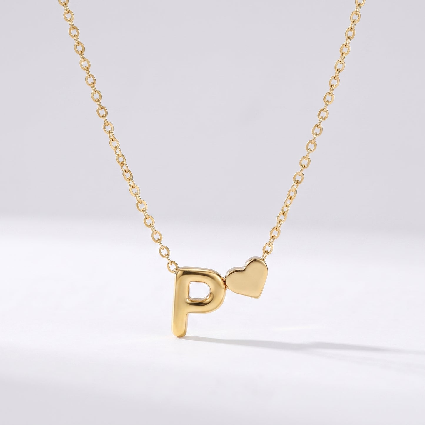 Colar letra P dourado com coração, colar personalizado feminino em aço inoxidável resistente à água.
