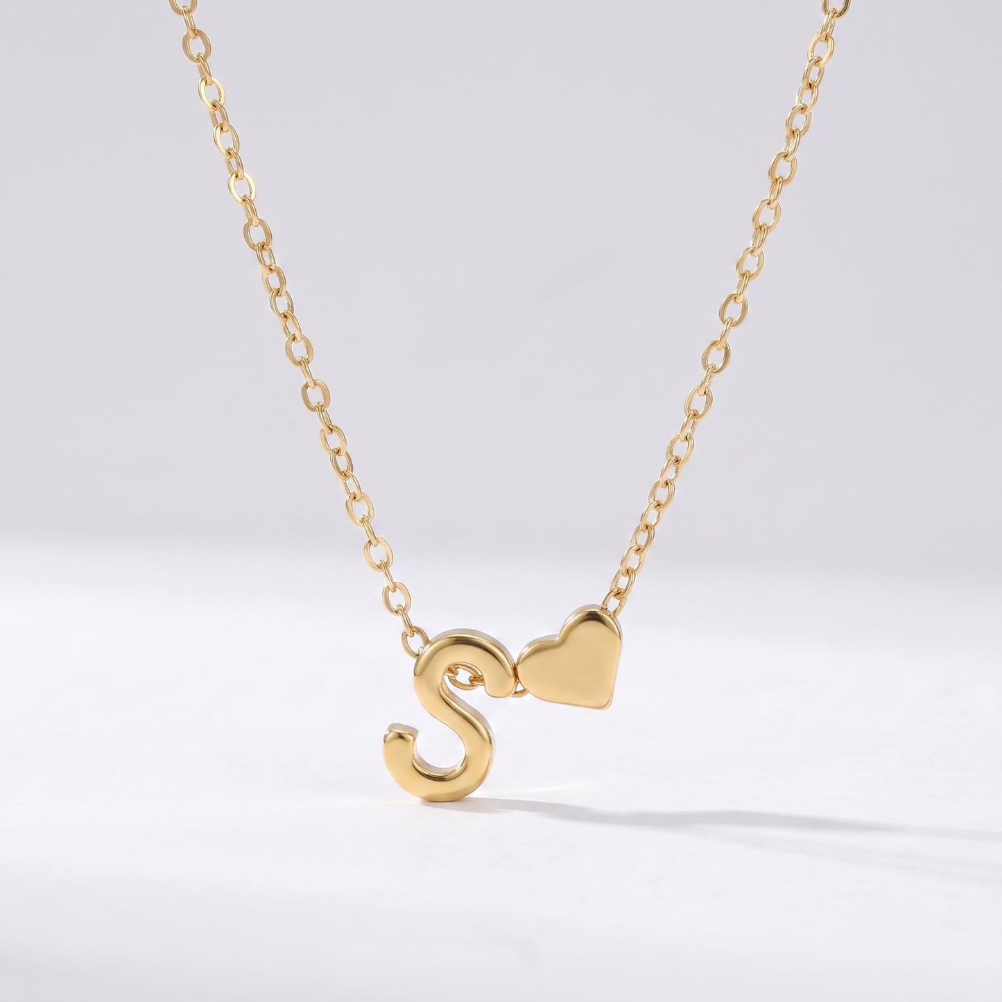Colar letra S dourado com coração, colar personalizado feminino em aço inoxidável resistente à água.