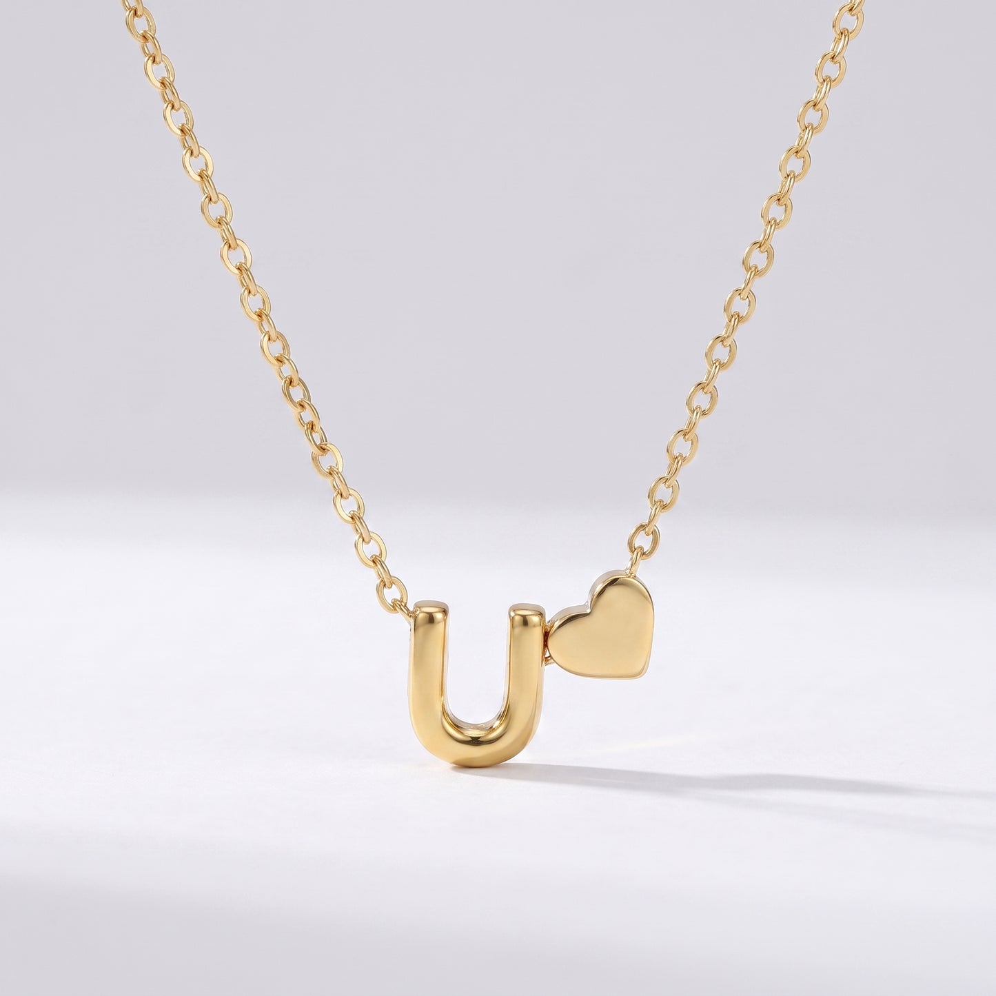Colar letra U dourado com coração, colar personalizado feminino em aço inoxidável resistente à água.