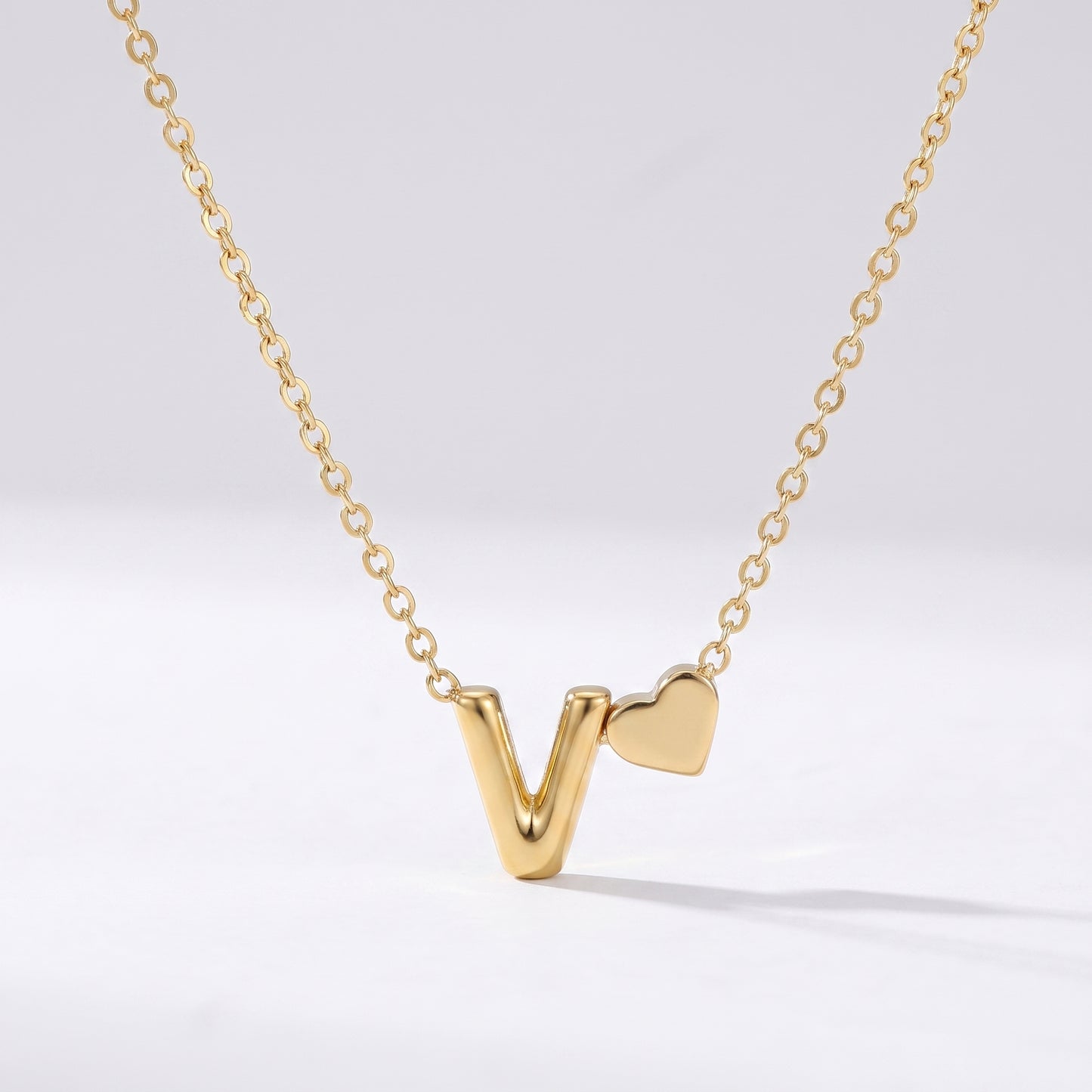 Colar letra V dourado com coração, colar personalizado feminino em aço inoxidável resistente à água.