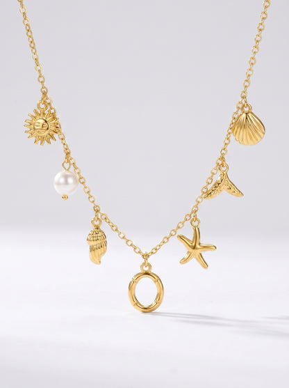 Colar dourado do mar com letra inicial O, estrela-do-mar, conchas, pérola e pendente de sol.