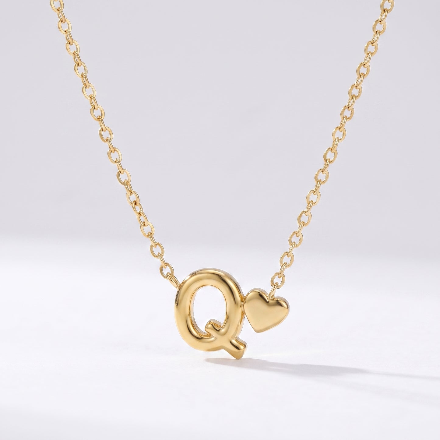 Colar letra Q dourado com coração, colar personalizado feminino em aço inoxidável resistente à água.