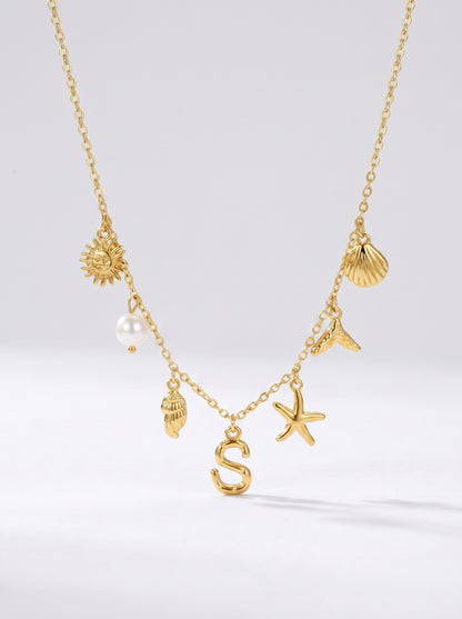 Colar dourado do mar com letra inicial S, estrela-do-mar, conchas, pérola e pendente de sol.