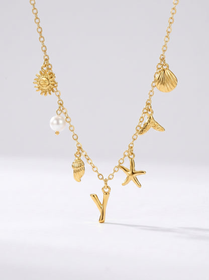 Colar dourado do mar com letra inicial Y, estrela-do-mar, conchas, pérola e pendente de sol.