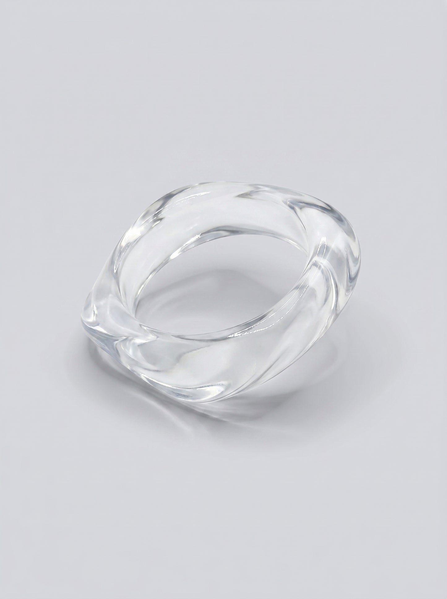 Pulseira Cristal em resina marmoreada transparente com reflexos cristalinos, com design orgânico geométrico e acabamento brilhante, ideal para um look elegante e contemporâneo.
