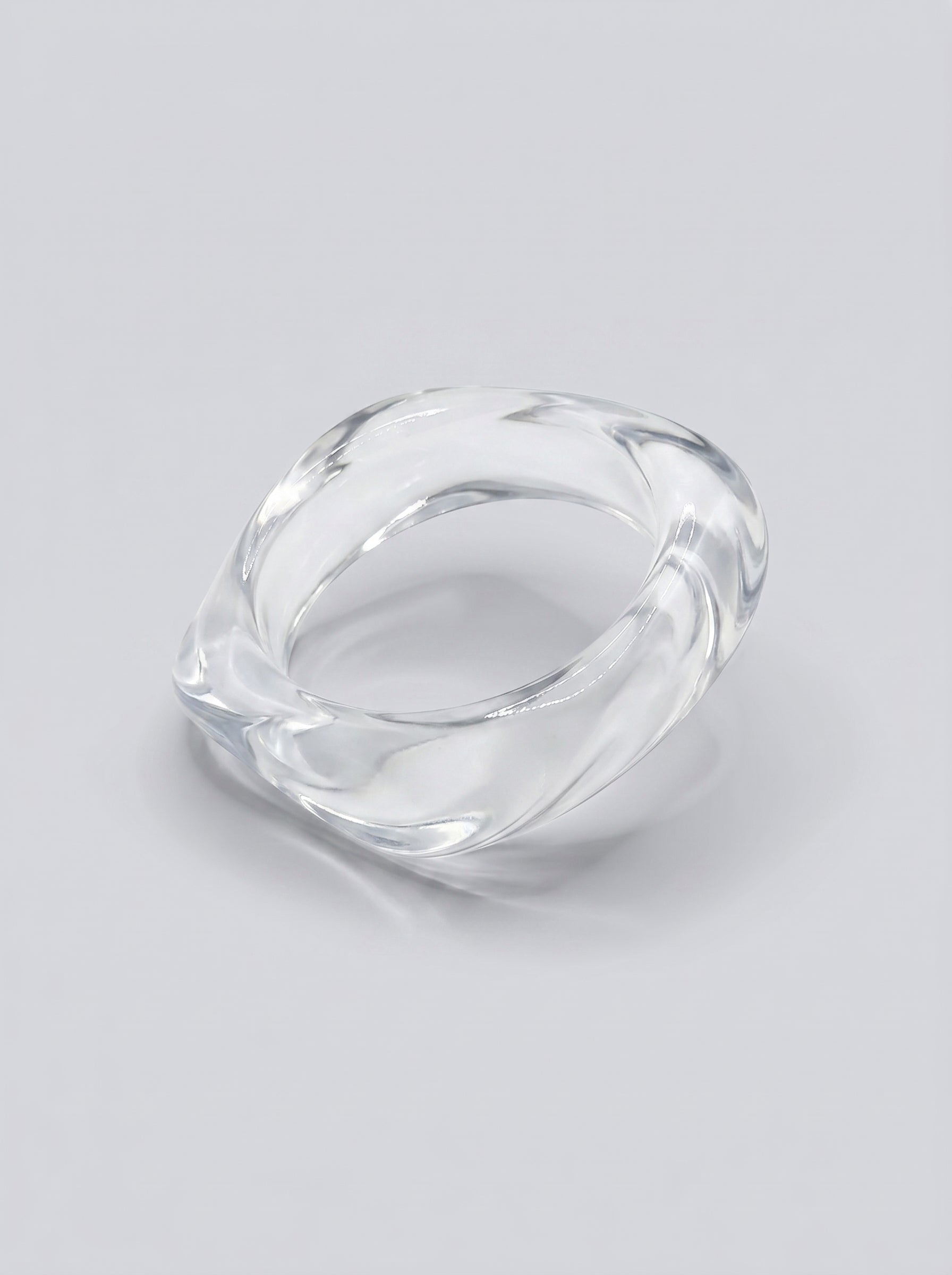 Pulseira Cristal em resina marmoreada transparente com reflexos cristalinos, com design orgânico geométrico e acabamento brilhante, ideal para um look elegante e contemporâneo.
