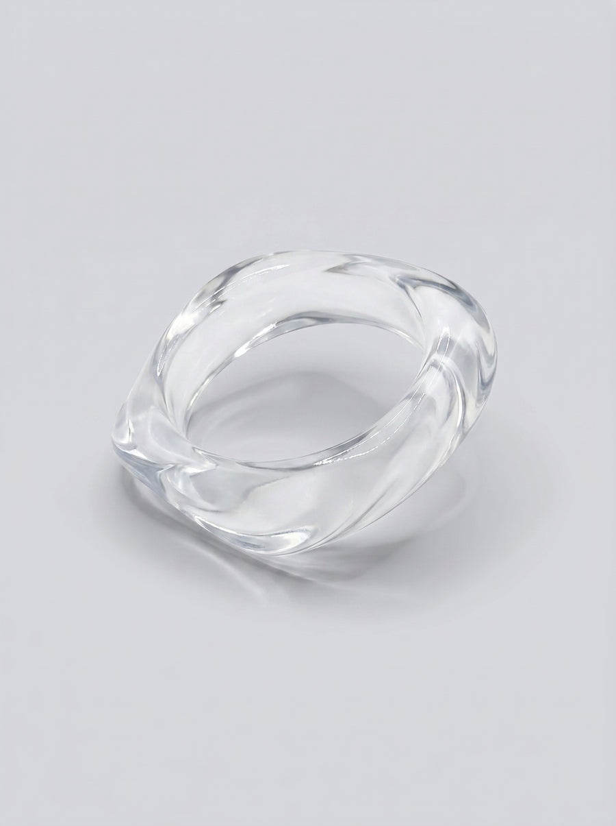 Pulseira Cristal em resina marmoreada transparente com reflexos cristalinos, com design orgânico geométrico e acabamento brilhante, ideal para um look elegante e contemporâneo.
