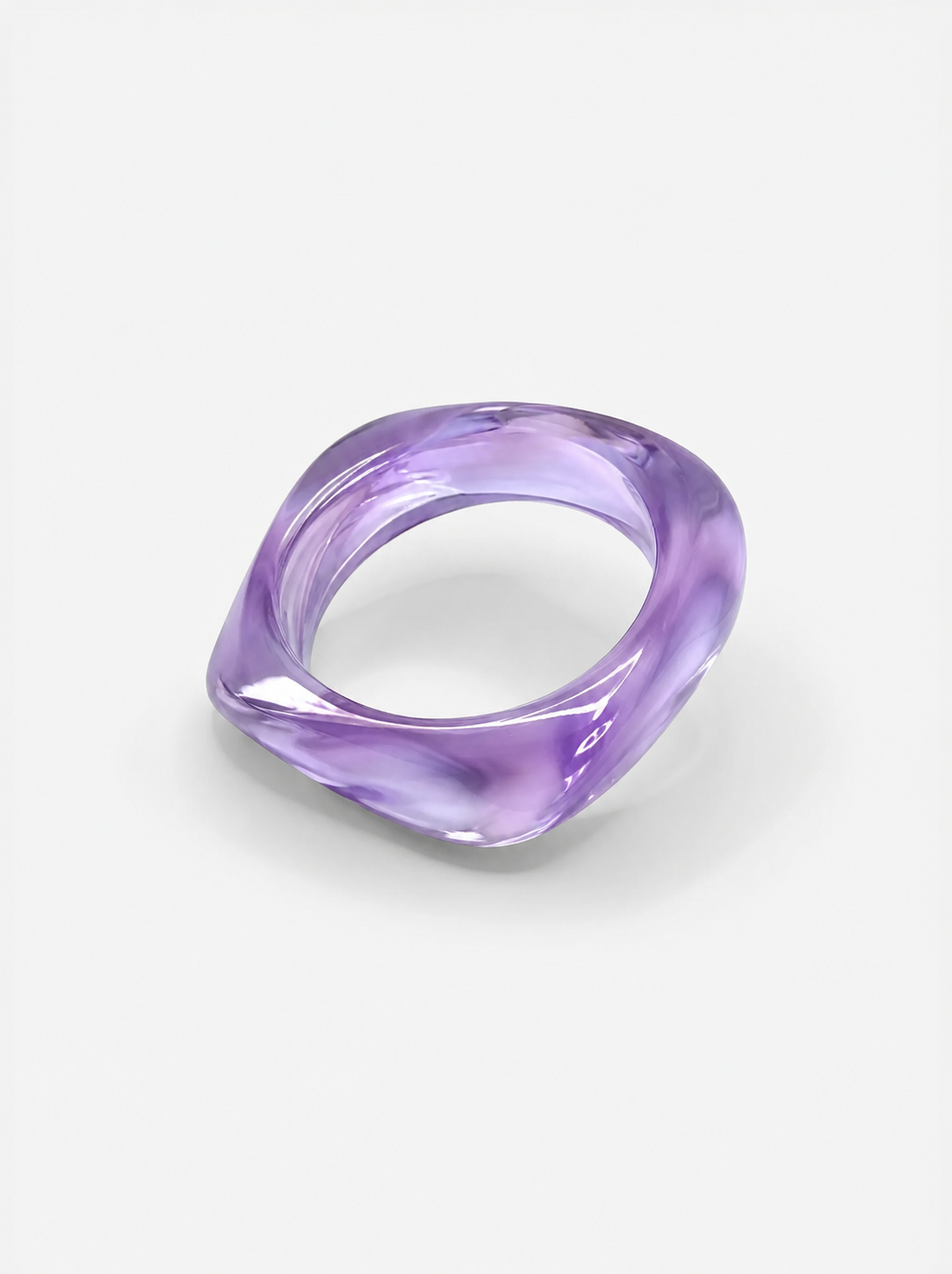 Pulseira Lavanda em resina marmoreada nos tons lavanda e lilás, com design orgânico geométrico e acabamento brilhante, ideal para um look elegante e contemporâneo.