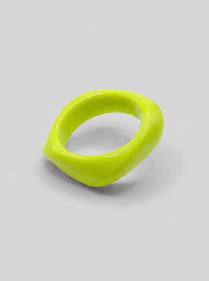 Pulseira Lima em resina marmoreada nos tons lima e verde cítrico, com design orgânico geométrico e acabamento brilhante, ideal para um look elegante e contemporâneo.
