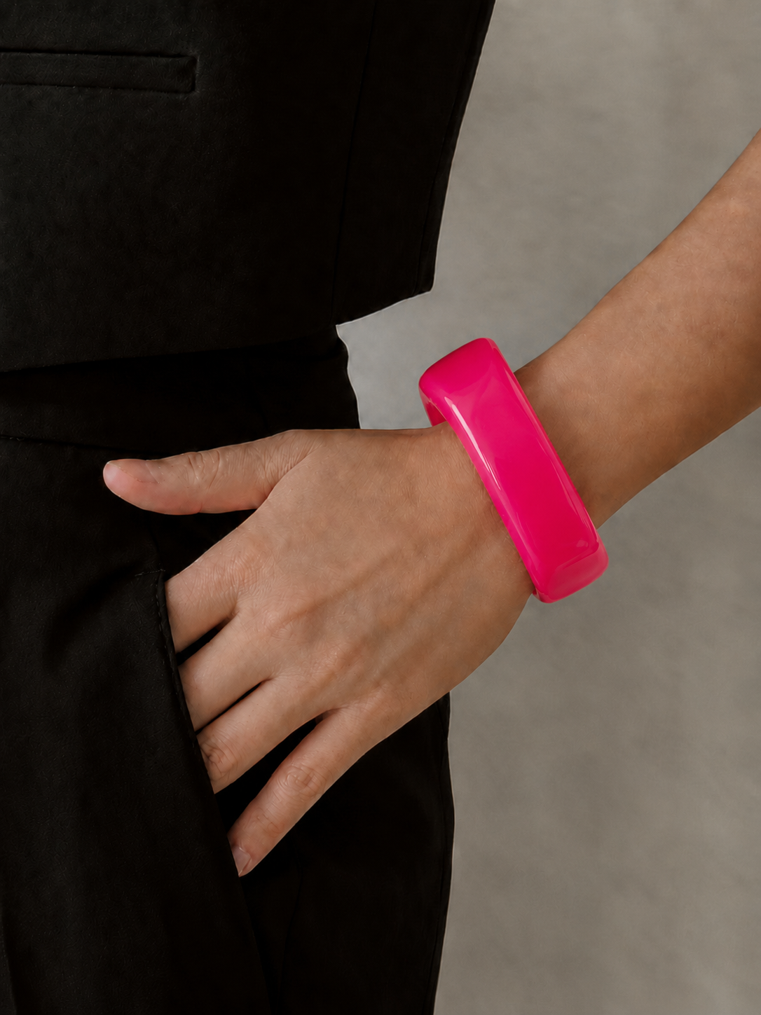 Pulseira de resina rosa pitaya usada no pulso, com acabamento brilhante e estilo elegante.