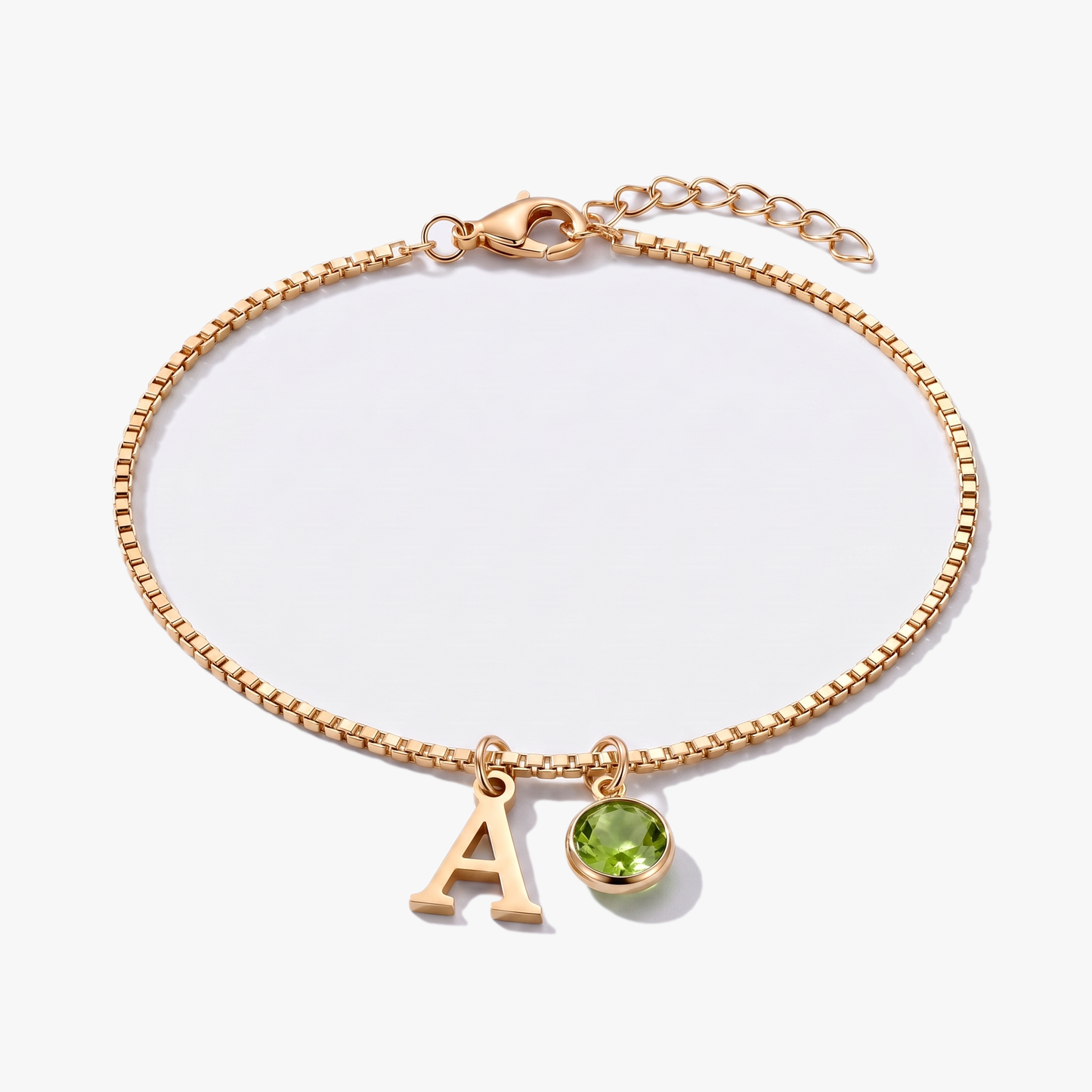 Pulseira letra A dourada com pedra de nascimento Agosto — Peridoto
