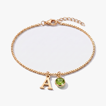 Pulseira letra A dourada com pedra de nascimento Agosto — Peridoto