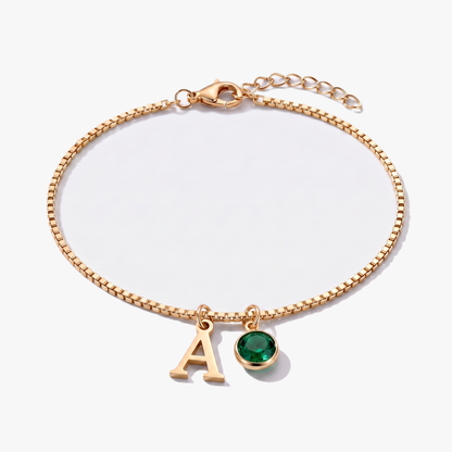 Pulseira letra A dourada com pedra de nascimento Maio — Esmeralda