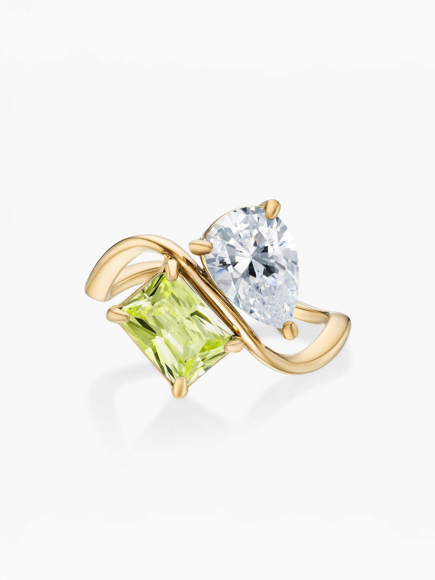 Anel duas pedras Abril-Diamante (pera) e Agosto-Peridoto (retângulo) dourado