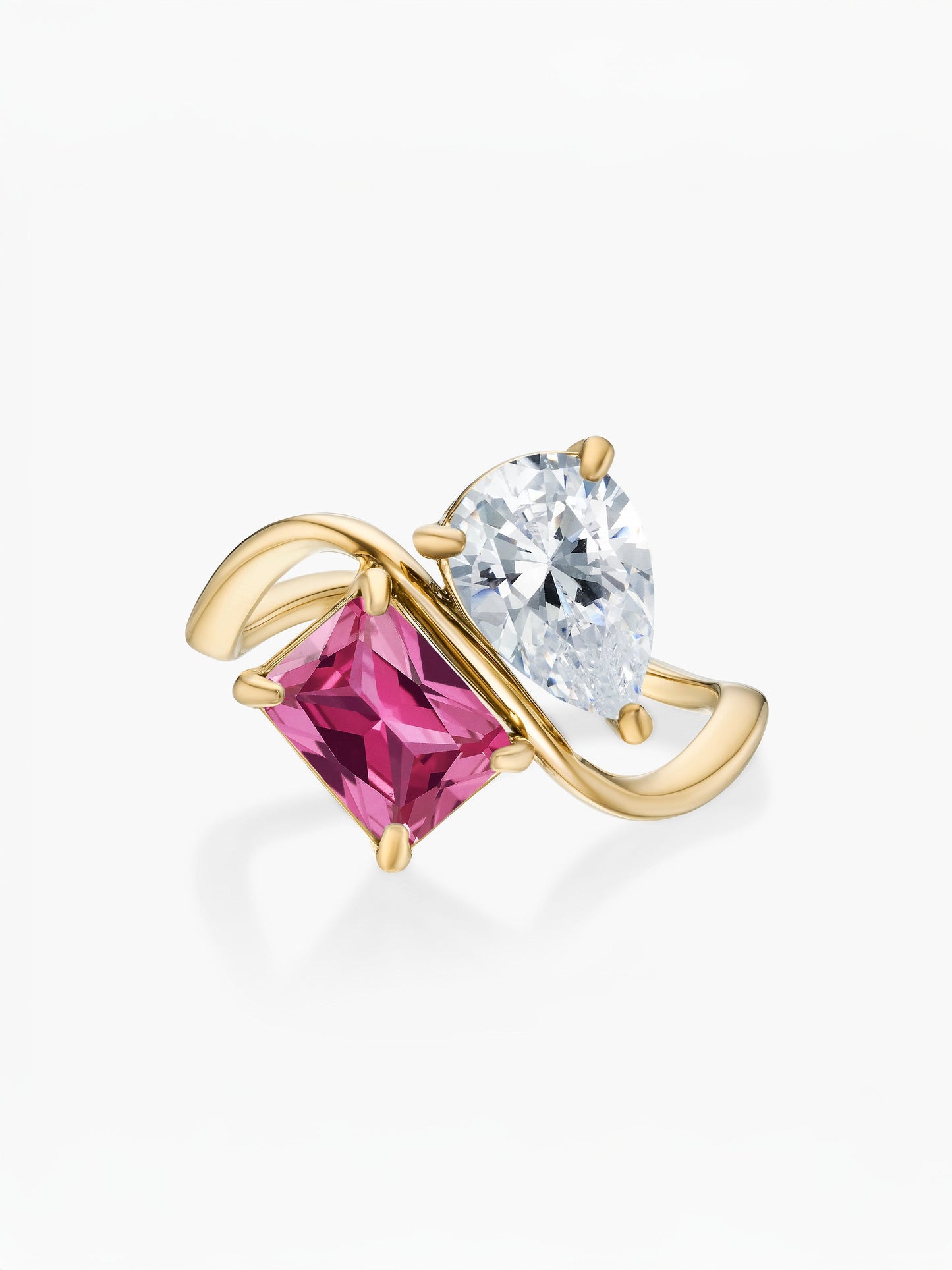 Anel duas pedras Abril-Diamante (pera) e Julho-Rubi (retângulo) dourado