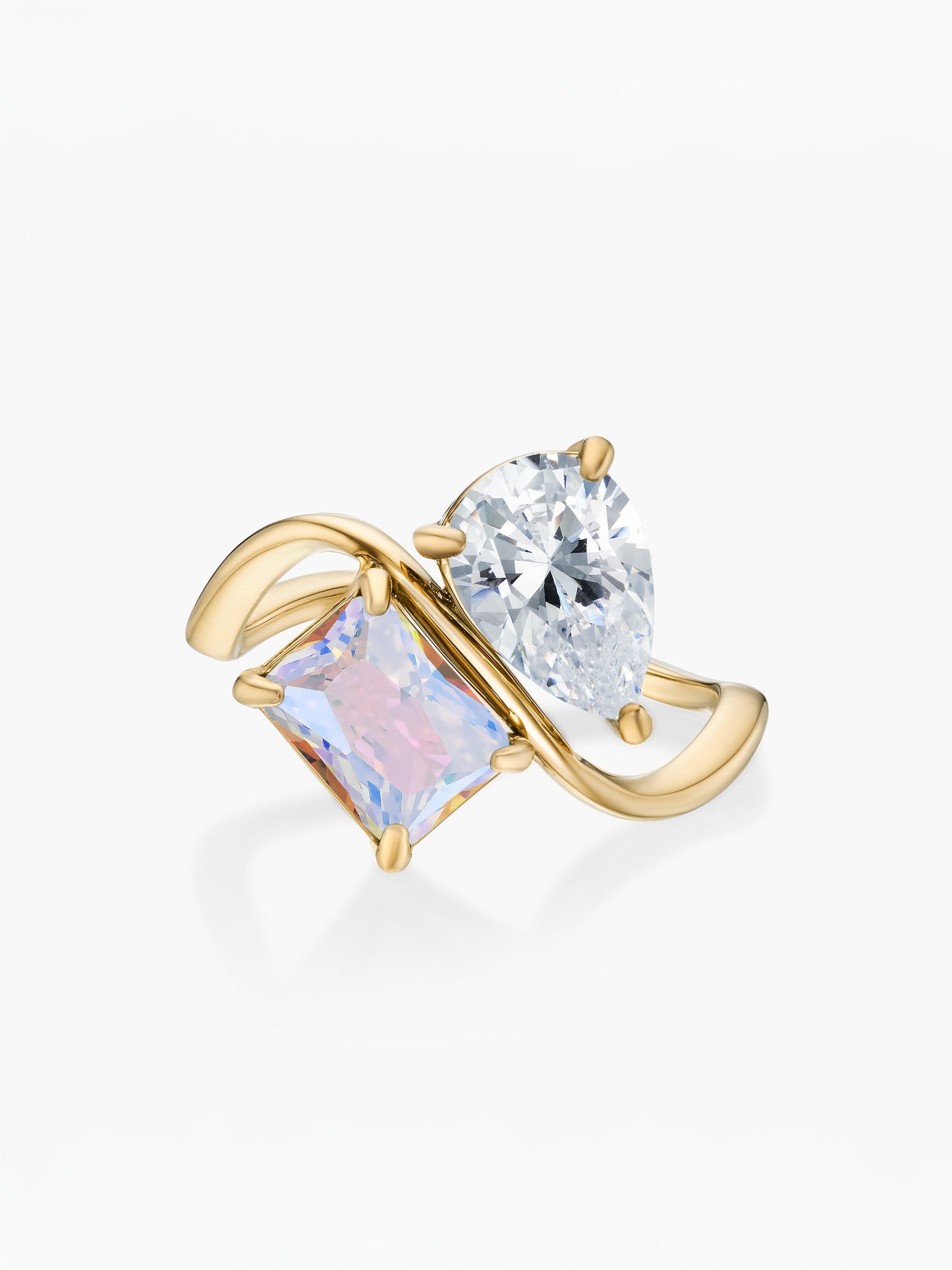 Anel duas pedras Abril-Diamante (pera) e Junho-Alexandrite (retângulo) dourado