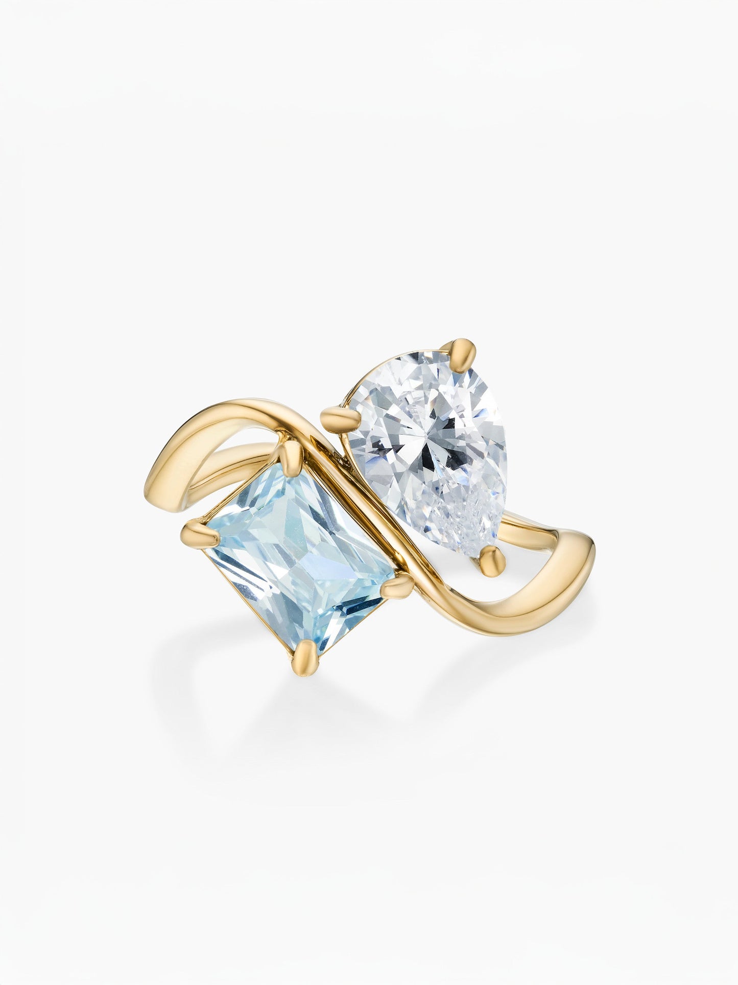 Anel duas pedras Abril-Diamante (pera) e Março-Água-marinha (retângulo) dourado
