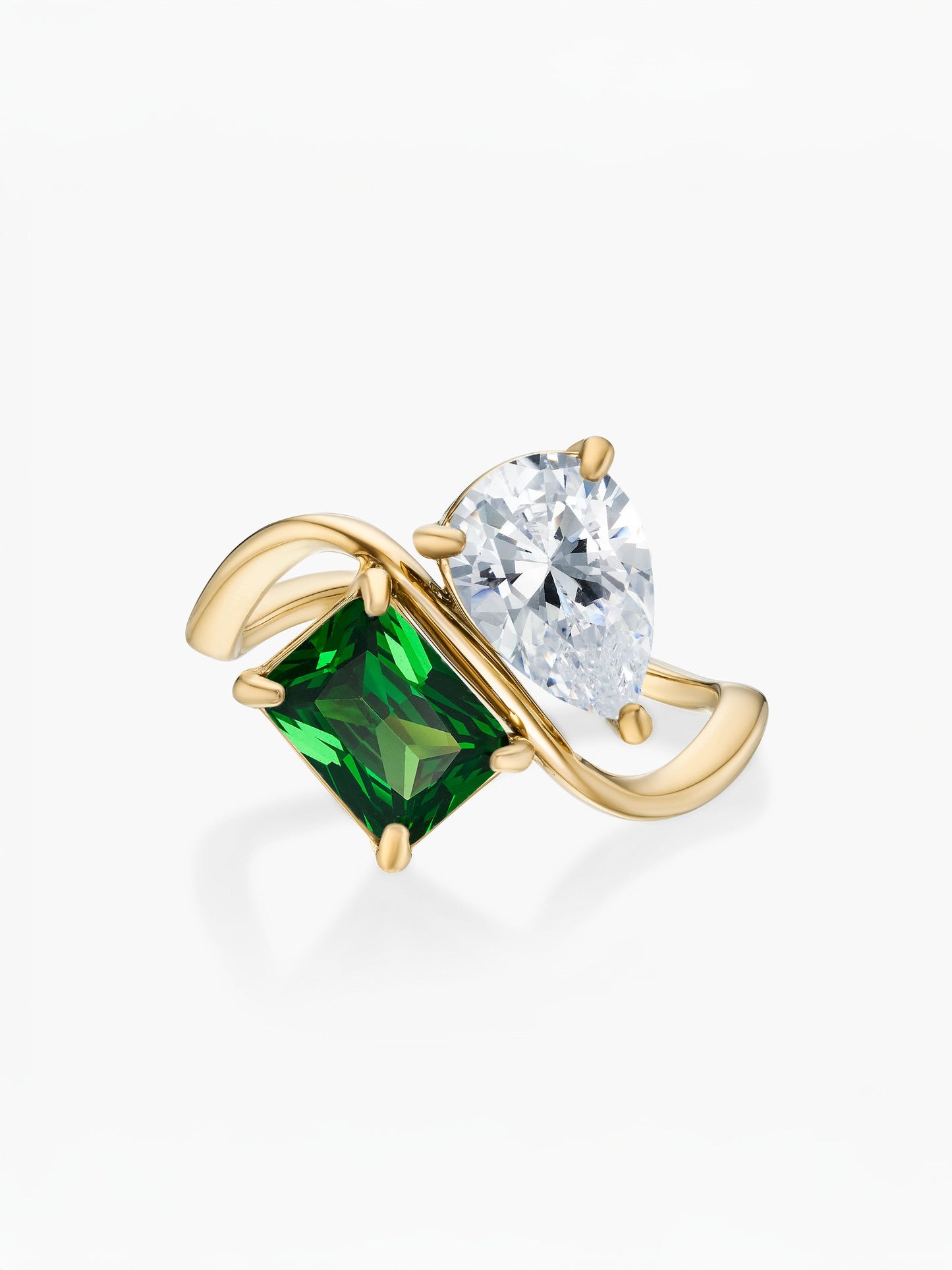 Anel duas pedras Abril-Diamante (pera) e Maio-Esmeralda (retângulo) dourado