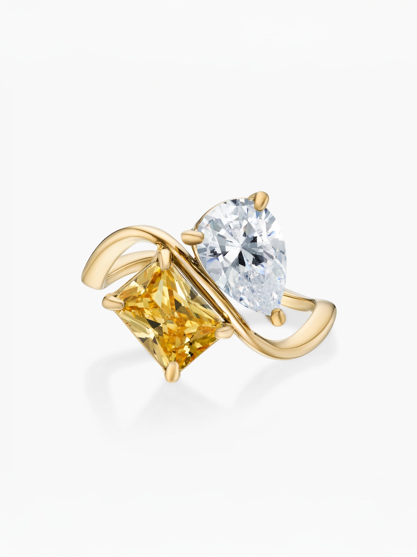 Anel duas pedras Abril-Diamante (pera) e Novembro-Citrino (retângulo) dourado