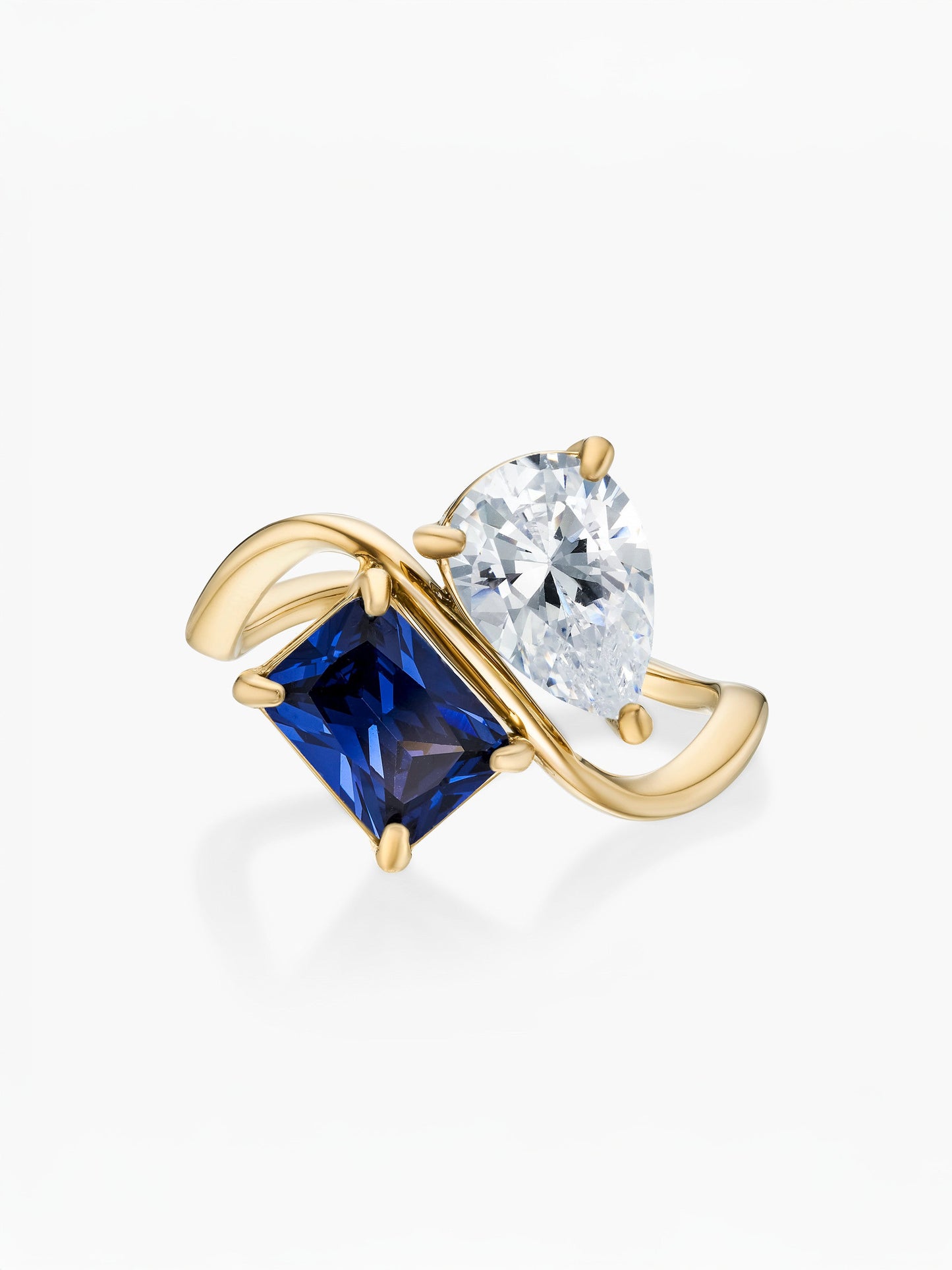 Anel duas pedras Abril-Diamante (pera) e Setembro-Safira (retângulo) dourado